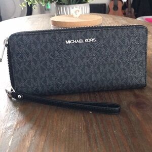 Michael Kors Jetset Wristlet